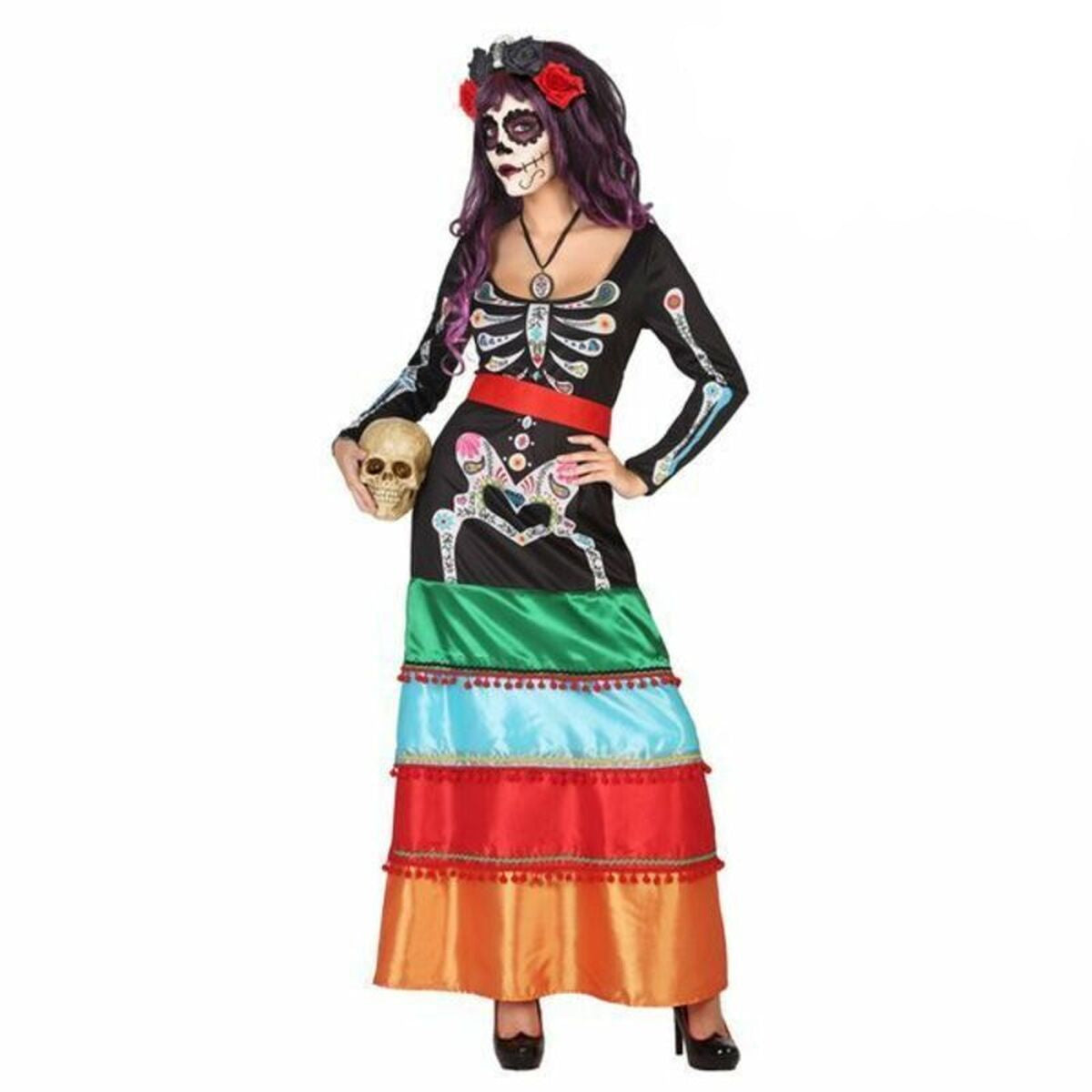 En kvinna med Sugar Skull-smink poserar i en komplett, Färgstark Day of the Dead Skelettklänning och håller i en dödskalle.
