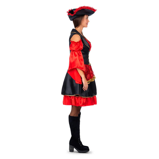En kvinna i en elegant piratdräkt står i profil.