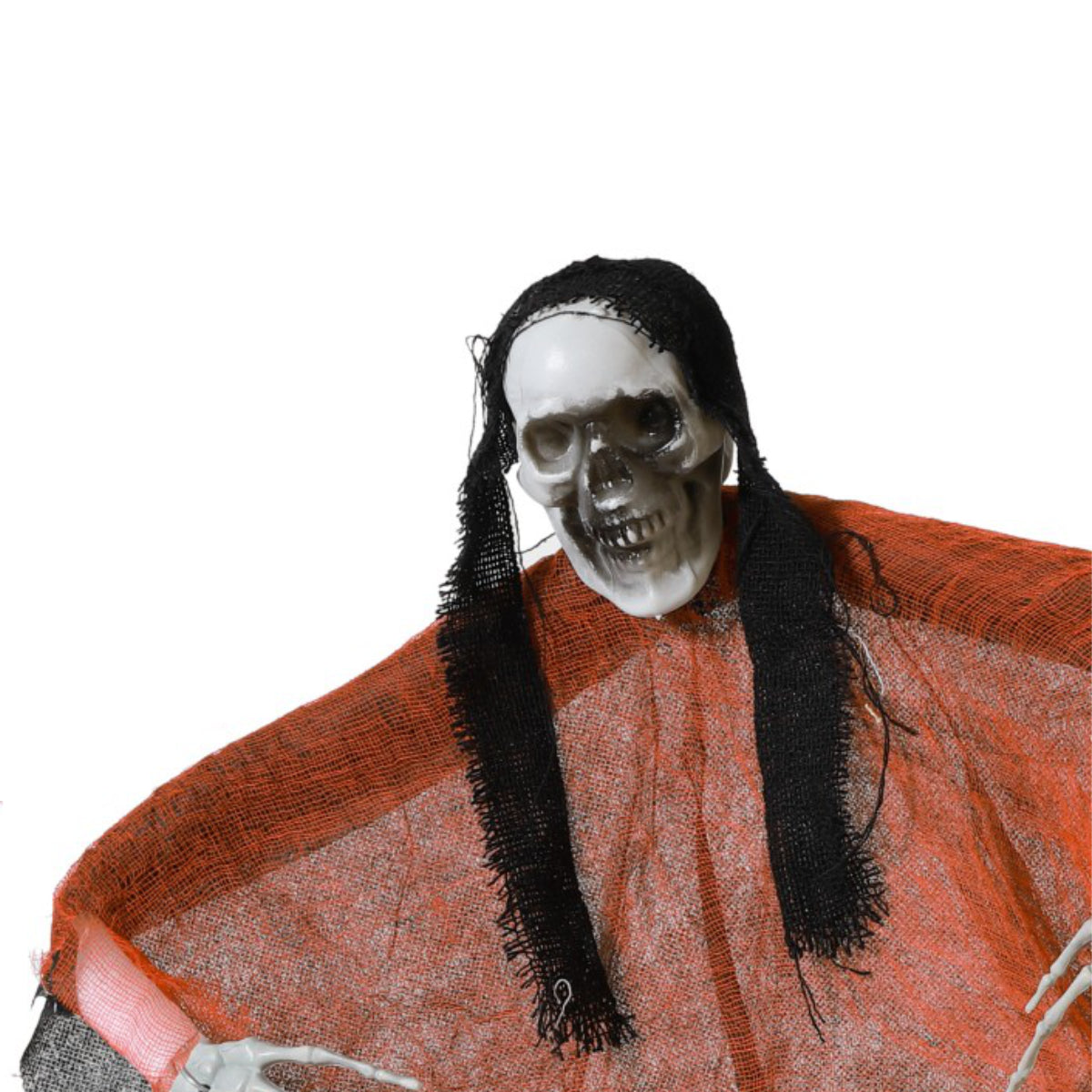 Närbild på det läskiga ansiktet av en hängande vålnad, som visar det grinande skeletthuvudet och det stripiga svarta håret.