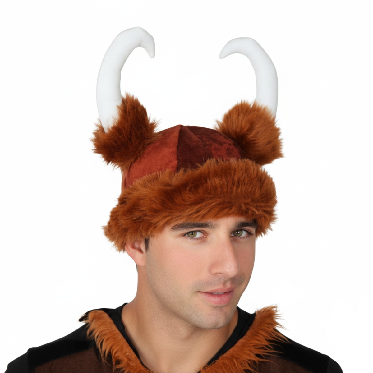 En man bär en Fluffig Brun Vikingamössa med en fuskpälskant och två vita, mjuka horn.