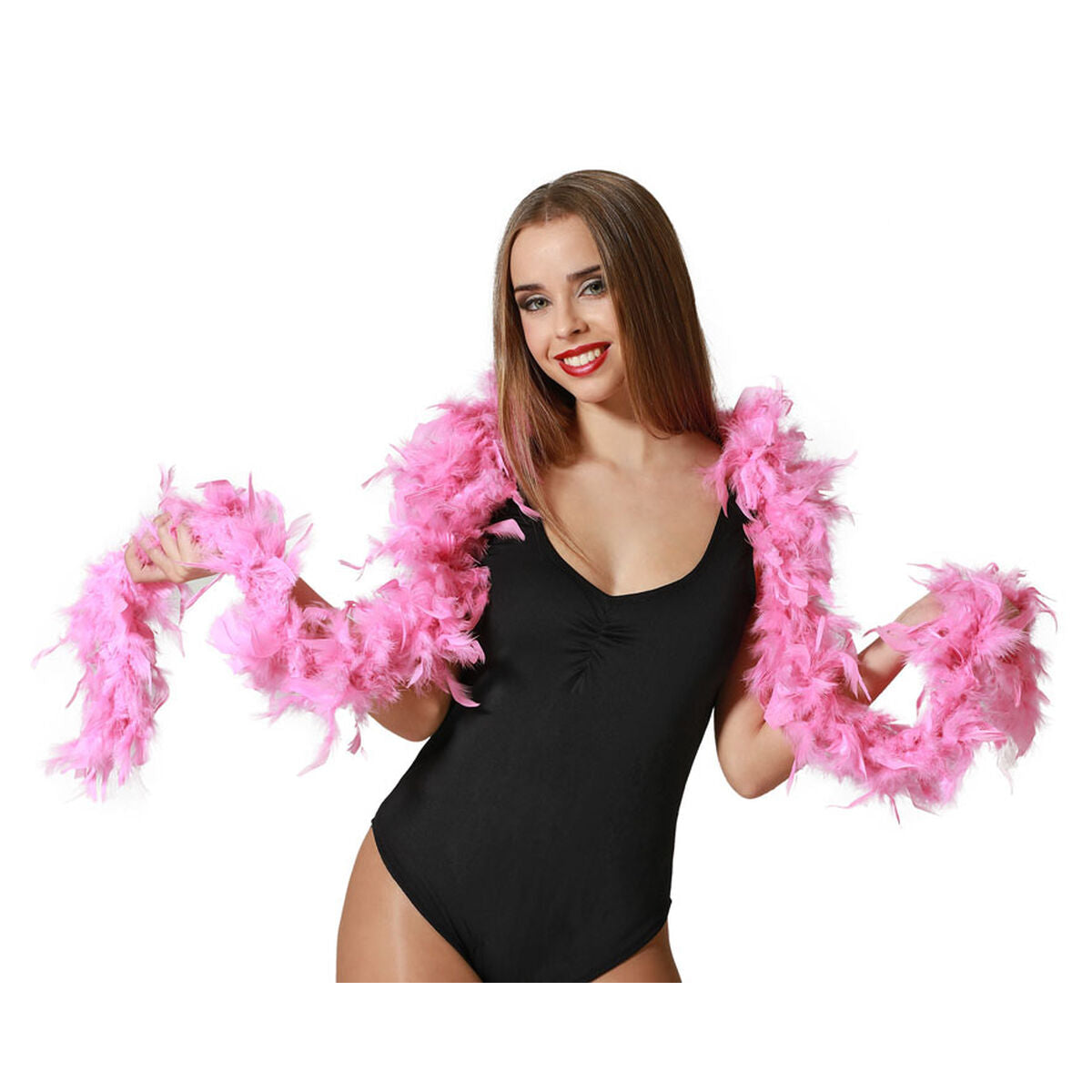 En leende kvinna bär en tjock, fluffig rosa fjäderboa över axlarna mot en vit bakgrund.
