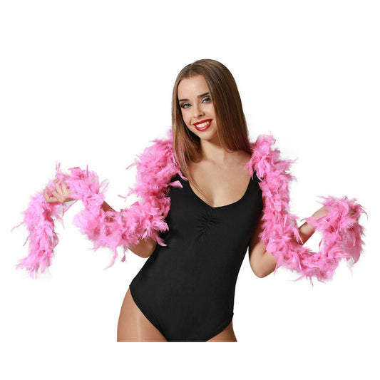 En leende kvinna bär en tjock, fluffig rosa fjäderboa över axlarna mot en vit bakgrund.