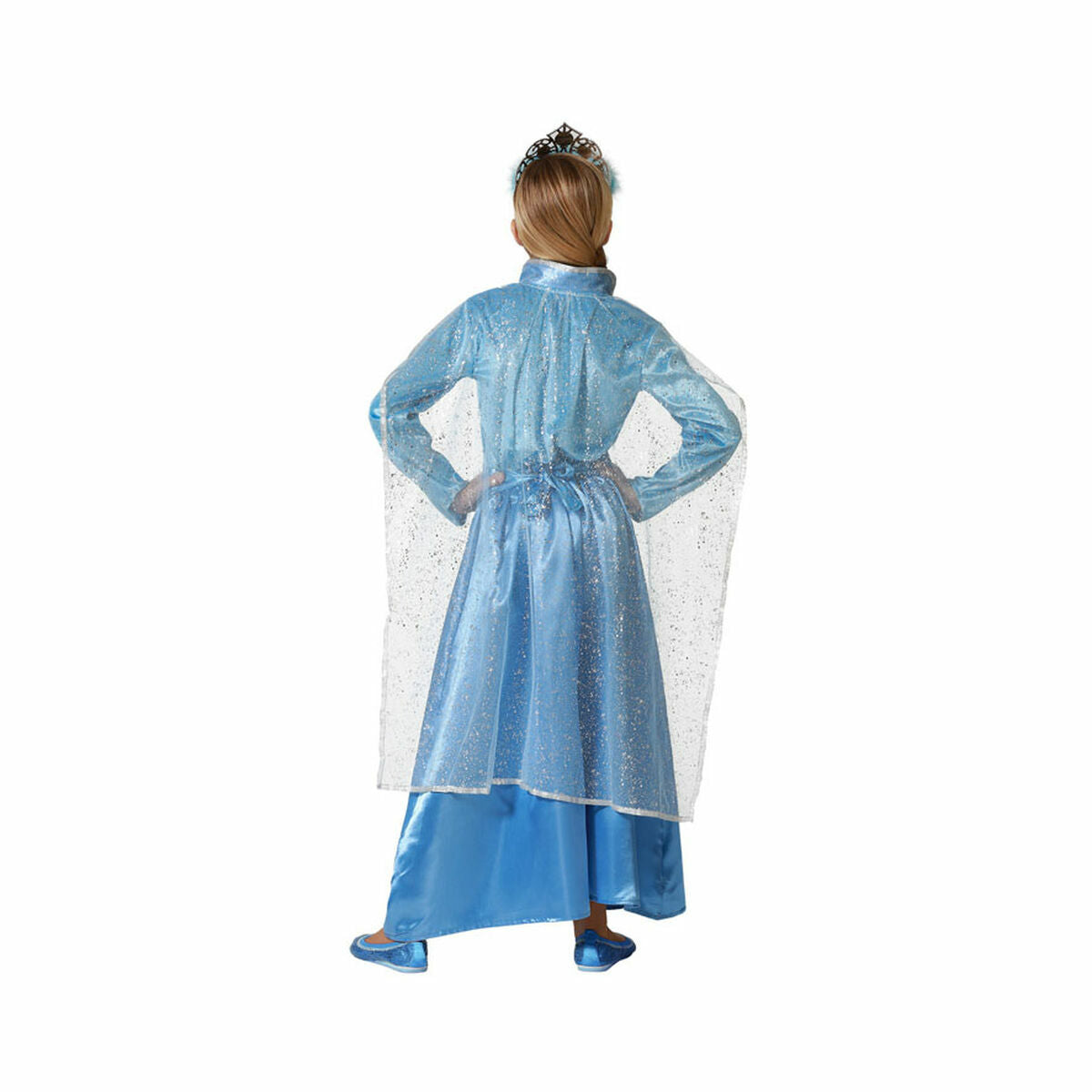 En flicka sedd bakifrån, som visar baksidan av den blå prinsessklänningen och den gnistrande, skira capen.