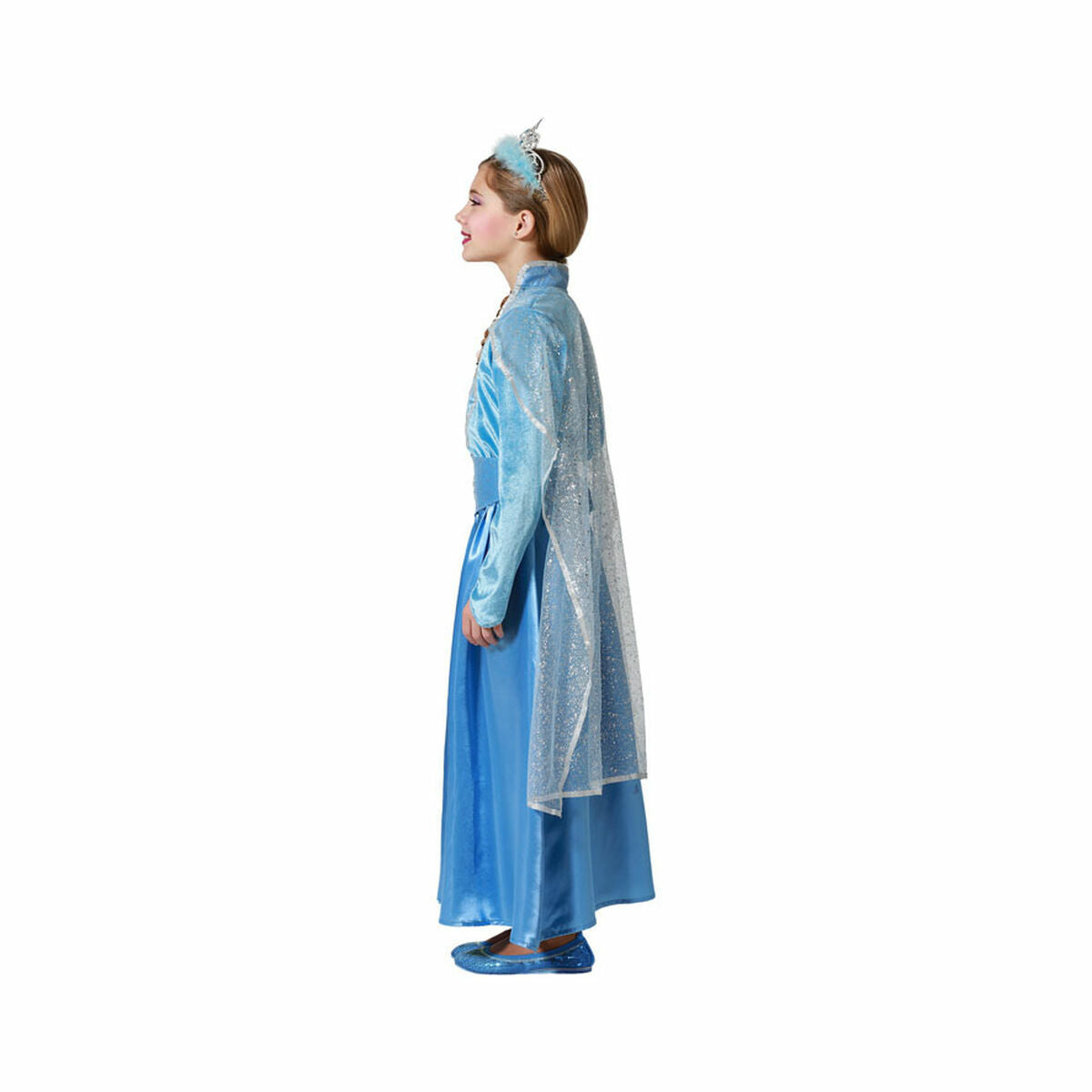 En flicka står i profil och bär den långa, blå isprinsessklänningen med den glittrande capen och en tiara.