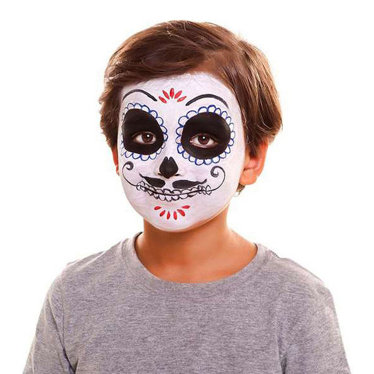 Ett barn med en vacker och detaljerad Day of the Dead-ansiktsmålning med svart runt ögon och vitt ansikte.