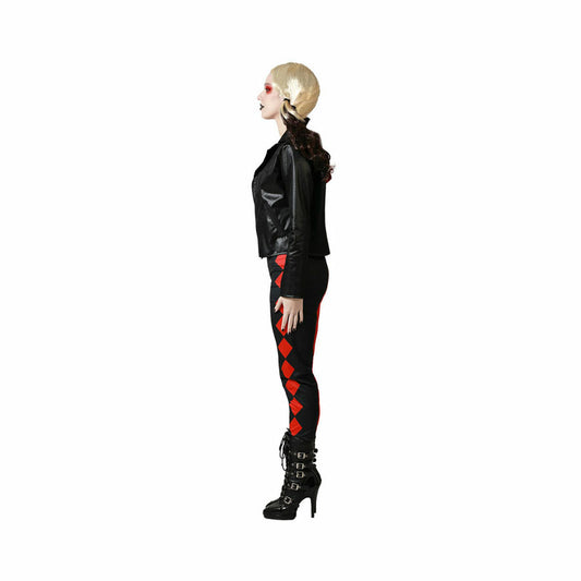 En kvinna i profil, klädd i en tuff harlekin-dräkt med leggings som har ett klassiskt romb-mönster.