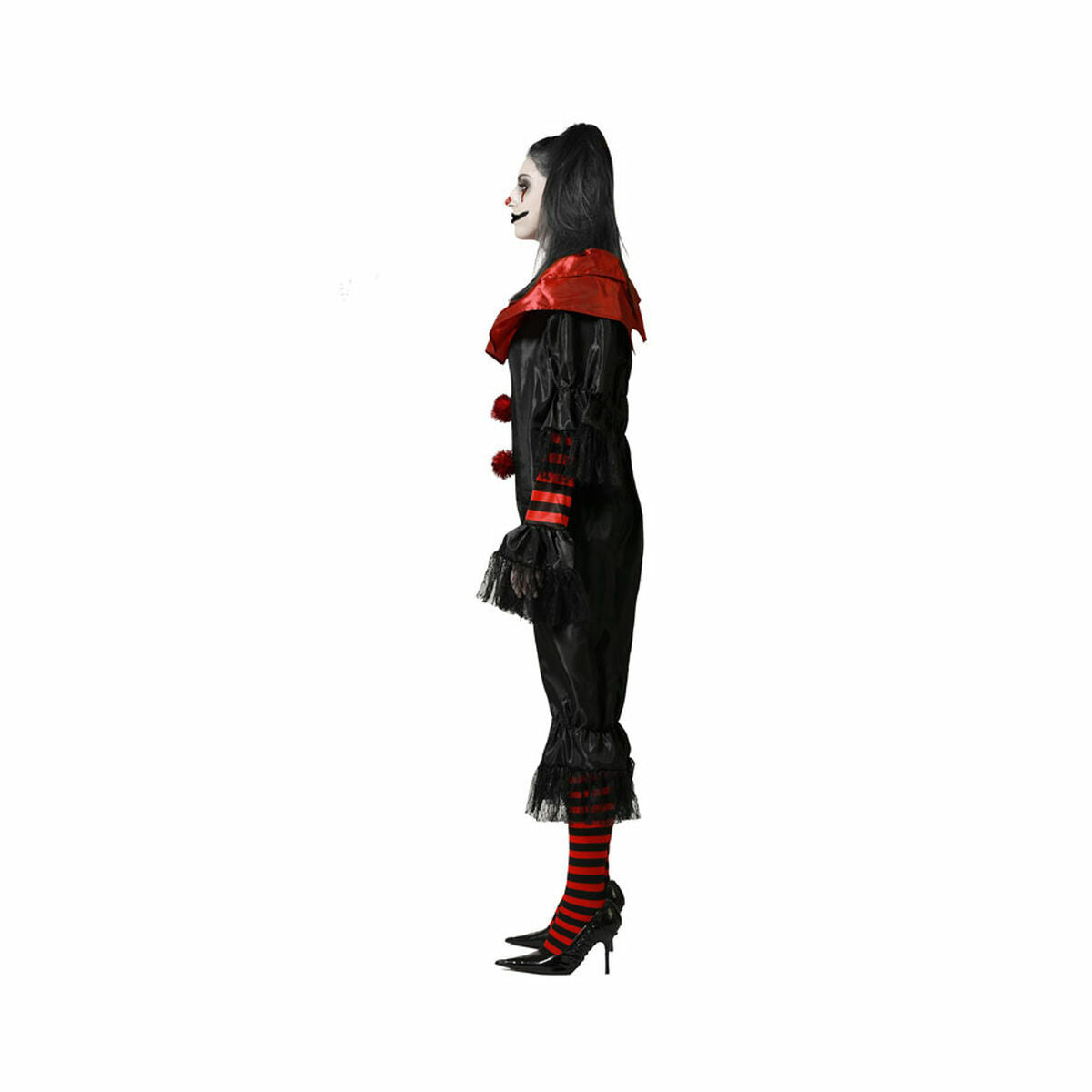 En kvinna står i profil och bär den svarta, glansiga clowndräkten med den stora röda kragen.