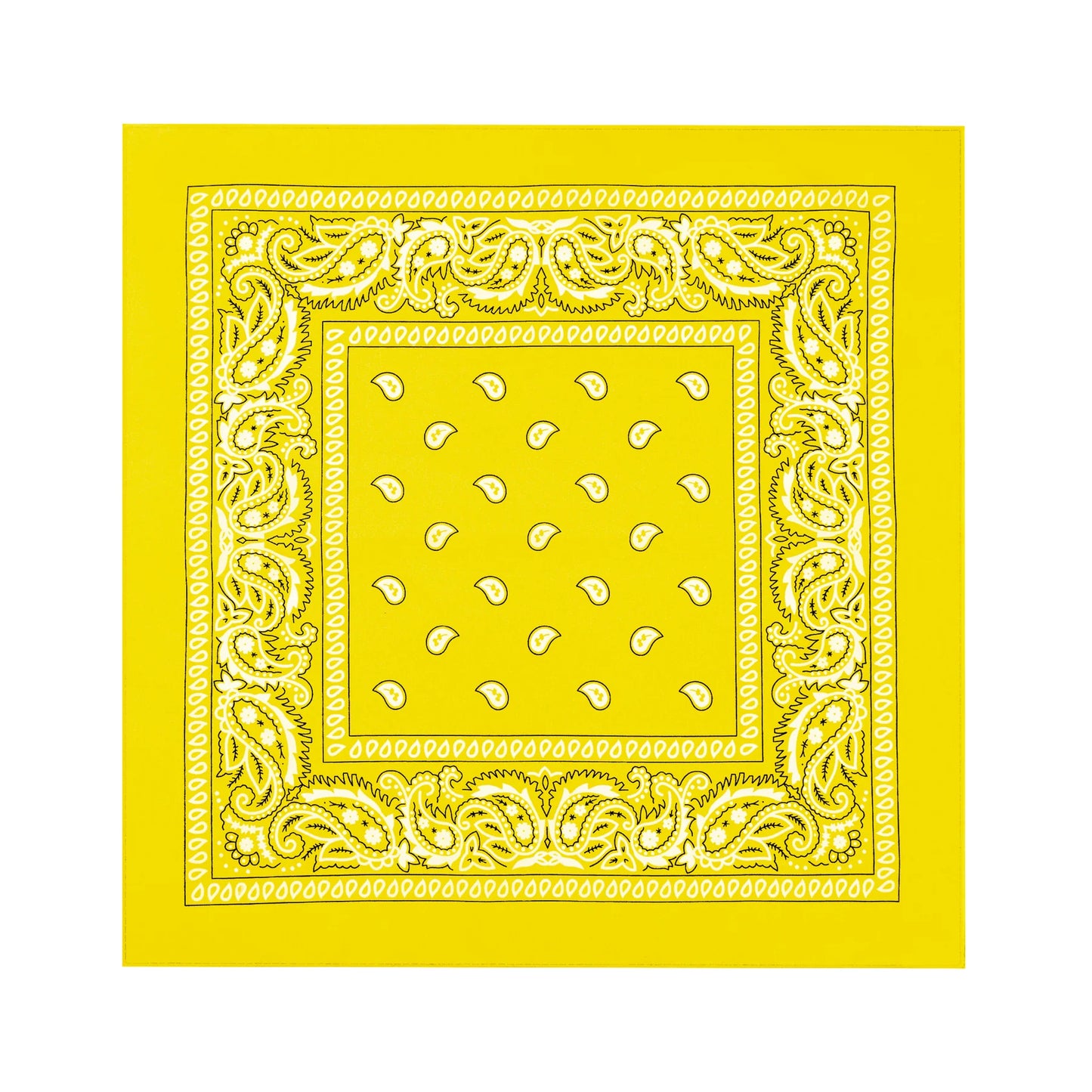 En gul bandana ligger utvikt mot vit bakgrund och visar sitt kvadratiska format, paisleymönster och dekorativa kant.