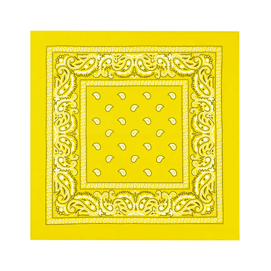 En gul bandana ligger utvikt mot vit bakgrund och visar sitt kvadratiska format, paisleymönster och dekorativa kant.