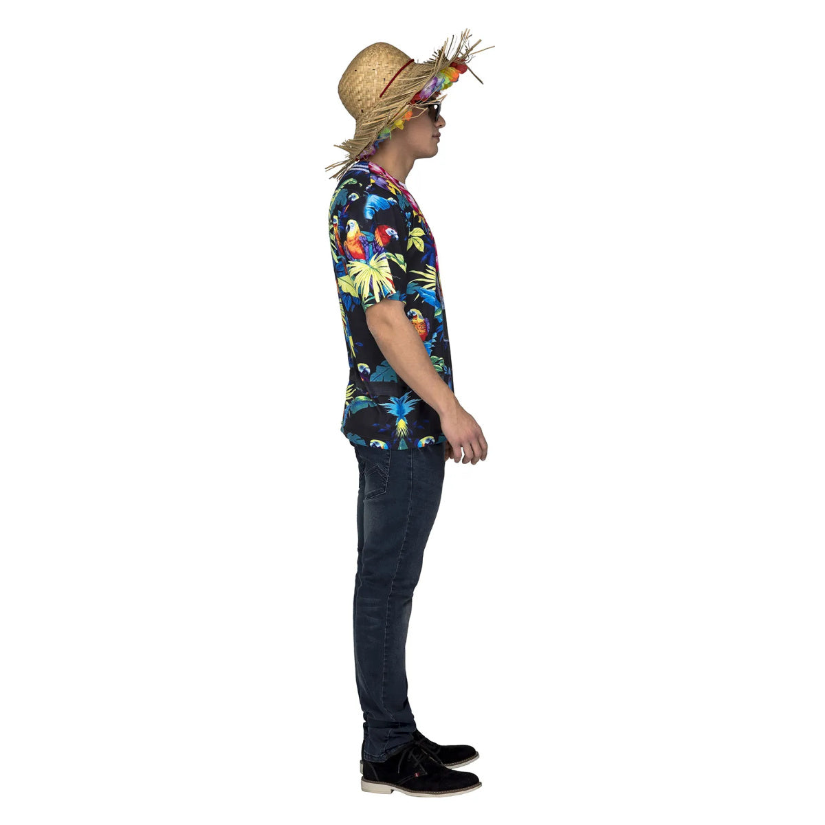 Man i profil som bär en tryckt hawaii t-shirt med färgglatt mönster och en bred stråhatt dekorerad med blommor, står avslappnat med händerna vid sidan.