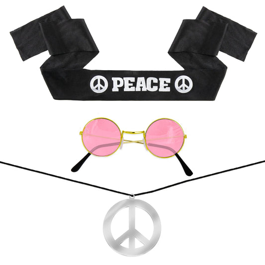 Ett tredelat hippie set med svart peace-pannband, runda glasögon med rosa linser och silverfärgat peace-halsband mot vit bakgrund.