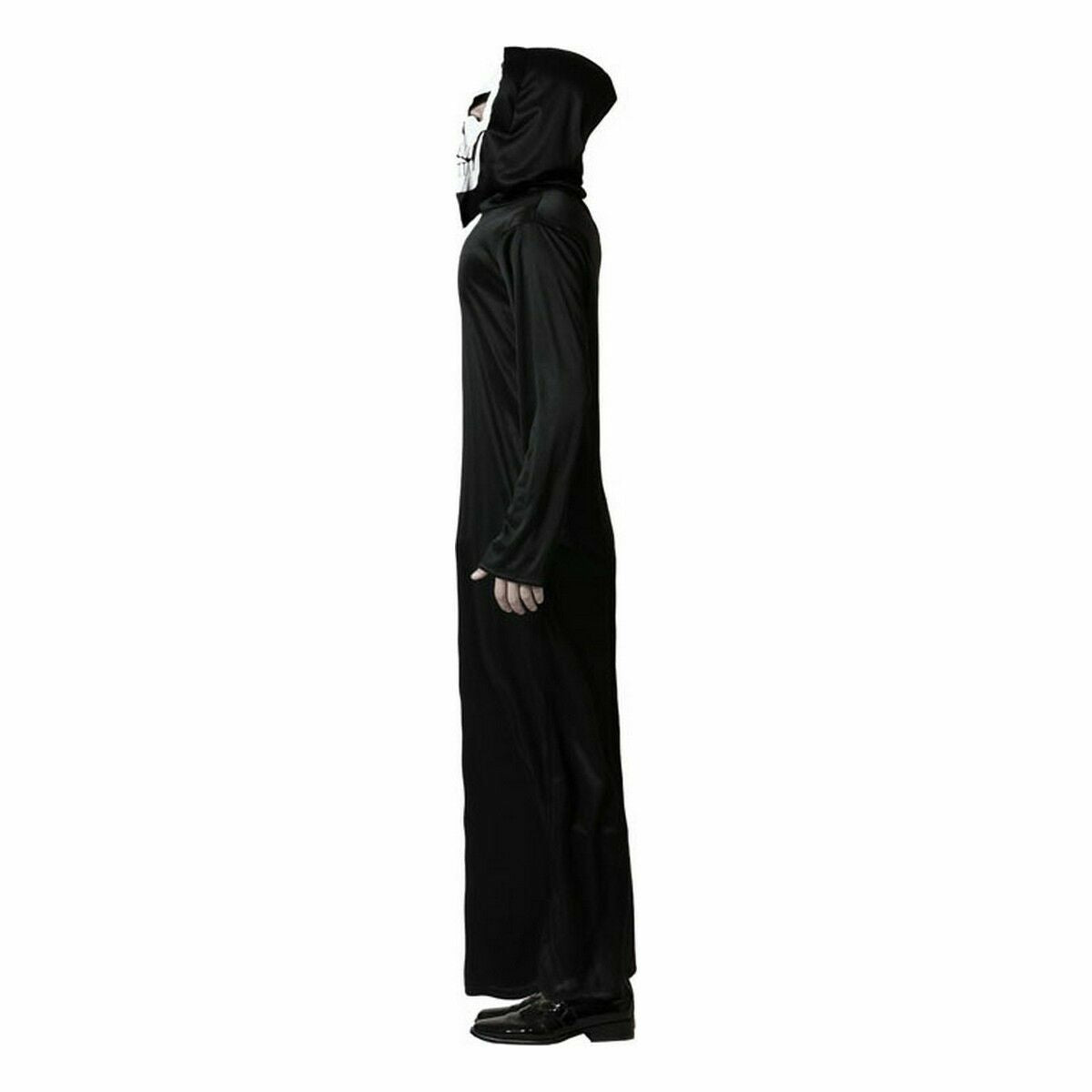 En man står i profil iklädd den hellånga, svarta liemannen-kåpan med den vita skelettmasken synlig.