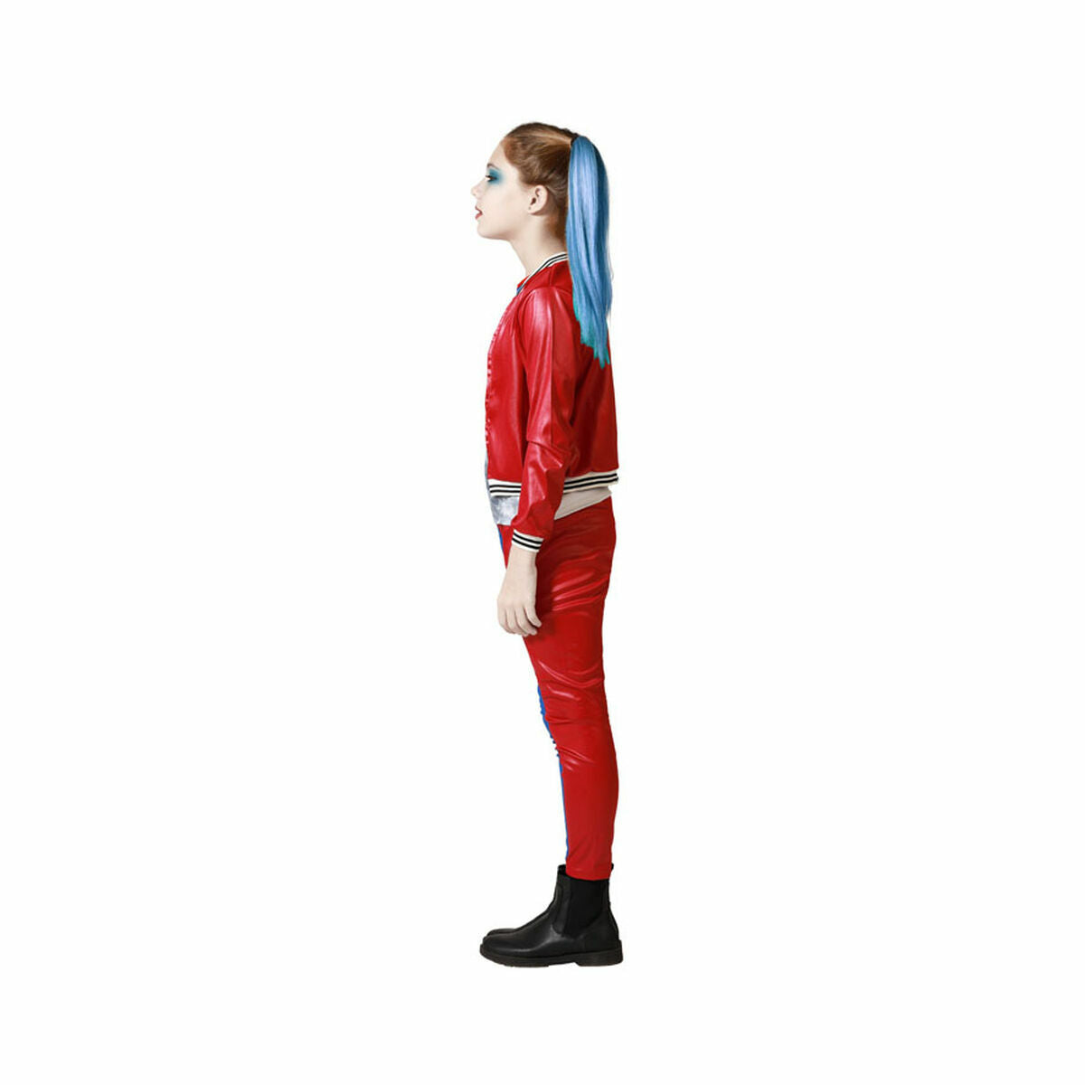 En flicka står i profil och bär den kompletta harlekin-dräkten med de röda och blåa byxorna.