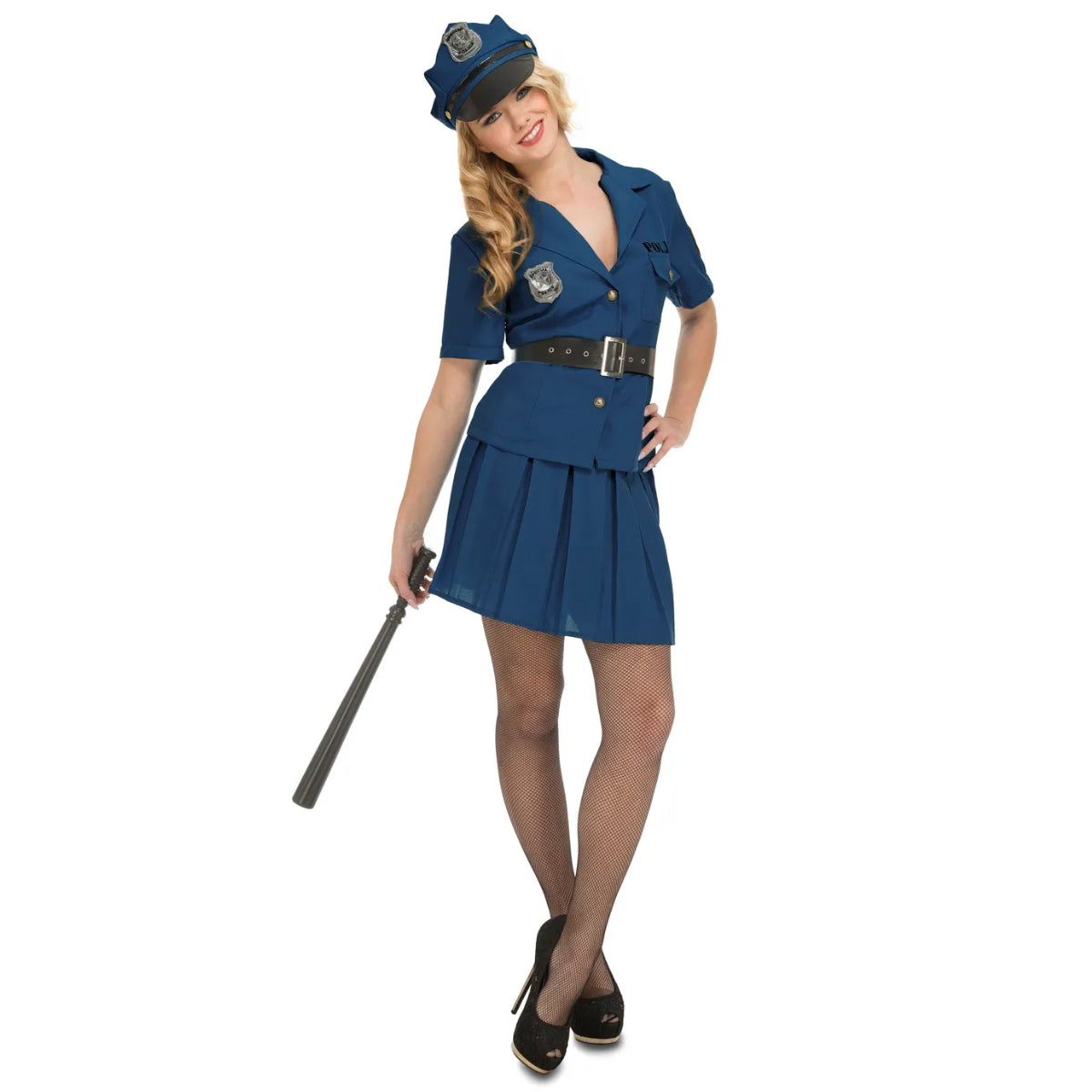 En kvinna poserar i en komplett och kaxig, blå polisdräkt för damer, bestående av en klänning, bälte och polismössa, samtidigt som hon håller i en batong.