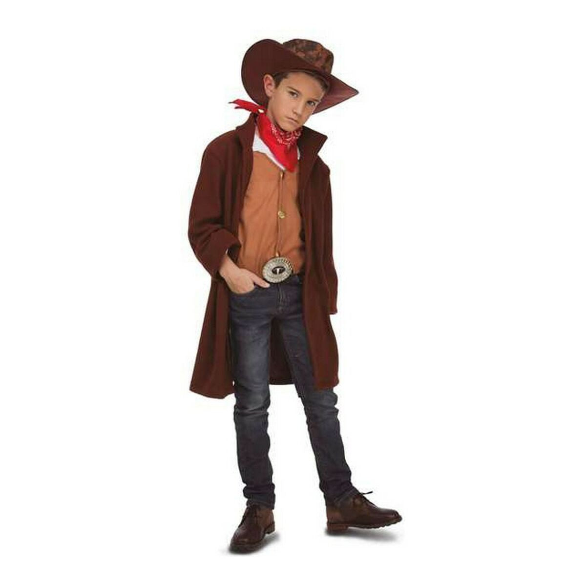 Barn i en brun cowboy-maskeraddräkt med lång kappa, väst, skjorta, röd halsduk och hatt, poserande med bältesspänne för en vilda västern-look.