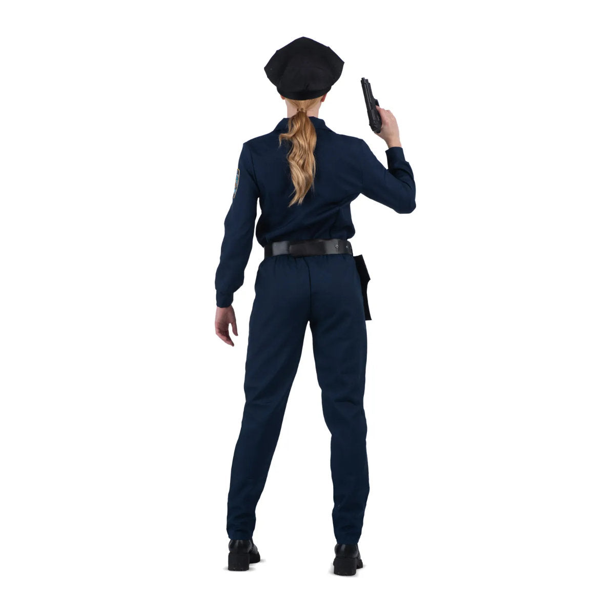 En kvinna sedd bakifrån, som visar baksidan av den figurnära polisuniformen och håller i en leksakspistol.