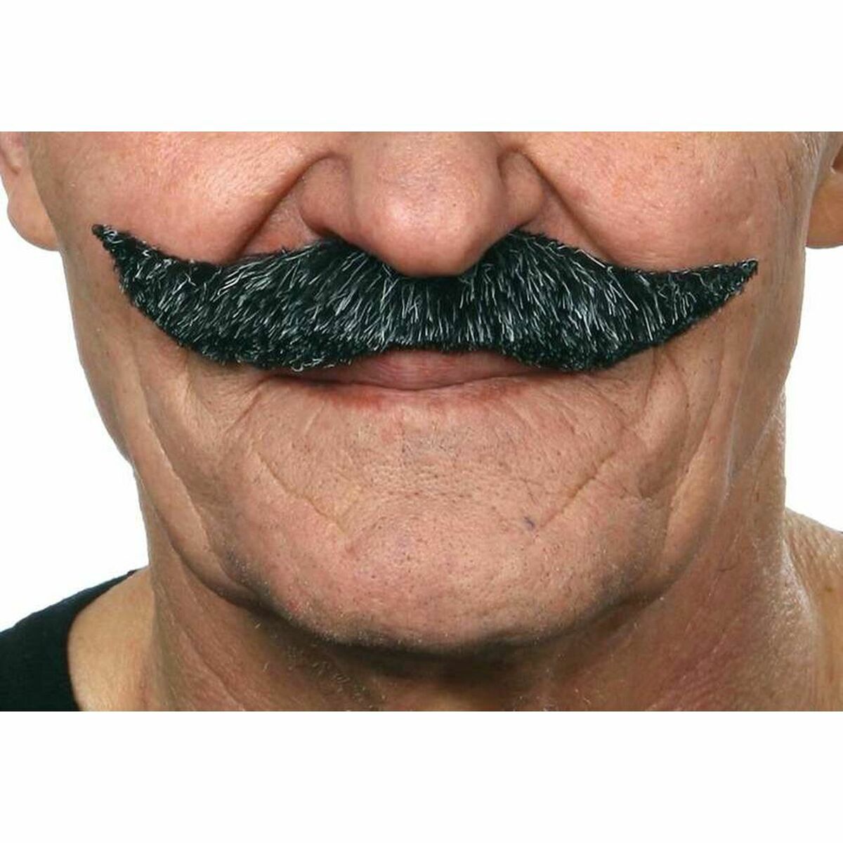 Närbild på en man som bär en tjock, svart, realistisk mustasch fäst över överläppen.
