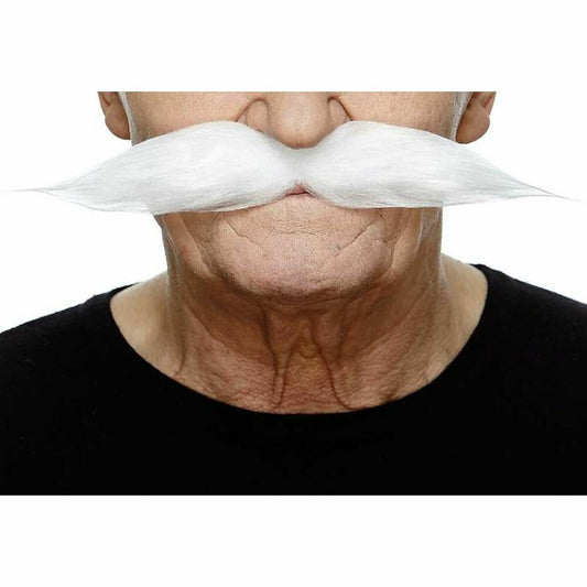 Närbild på en äldre persons ansikte som bär en stor, vit mustasch i 20-talsstil med utsvängda ändar, fäst ovanför överläppen.