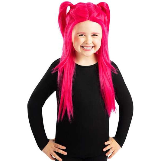 Glad flicka framifrån bärande den officiella neonrosa Mira-peruken med hästsvansar och rakt hår.