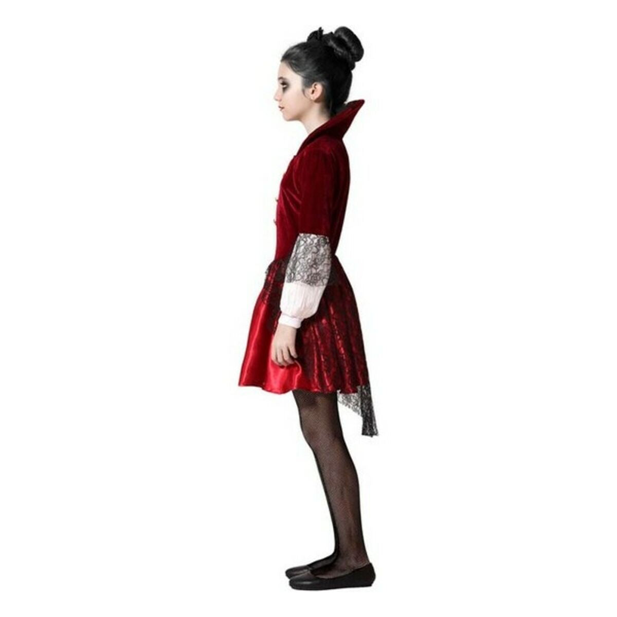 Sidan av ett barn som bär en vinröd vampyrklänning, vilket visar dräktens profil med den höga kragen och spetsärmarna.