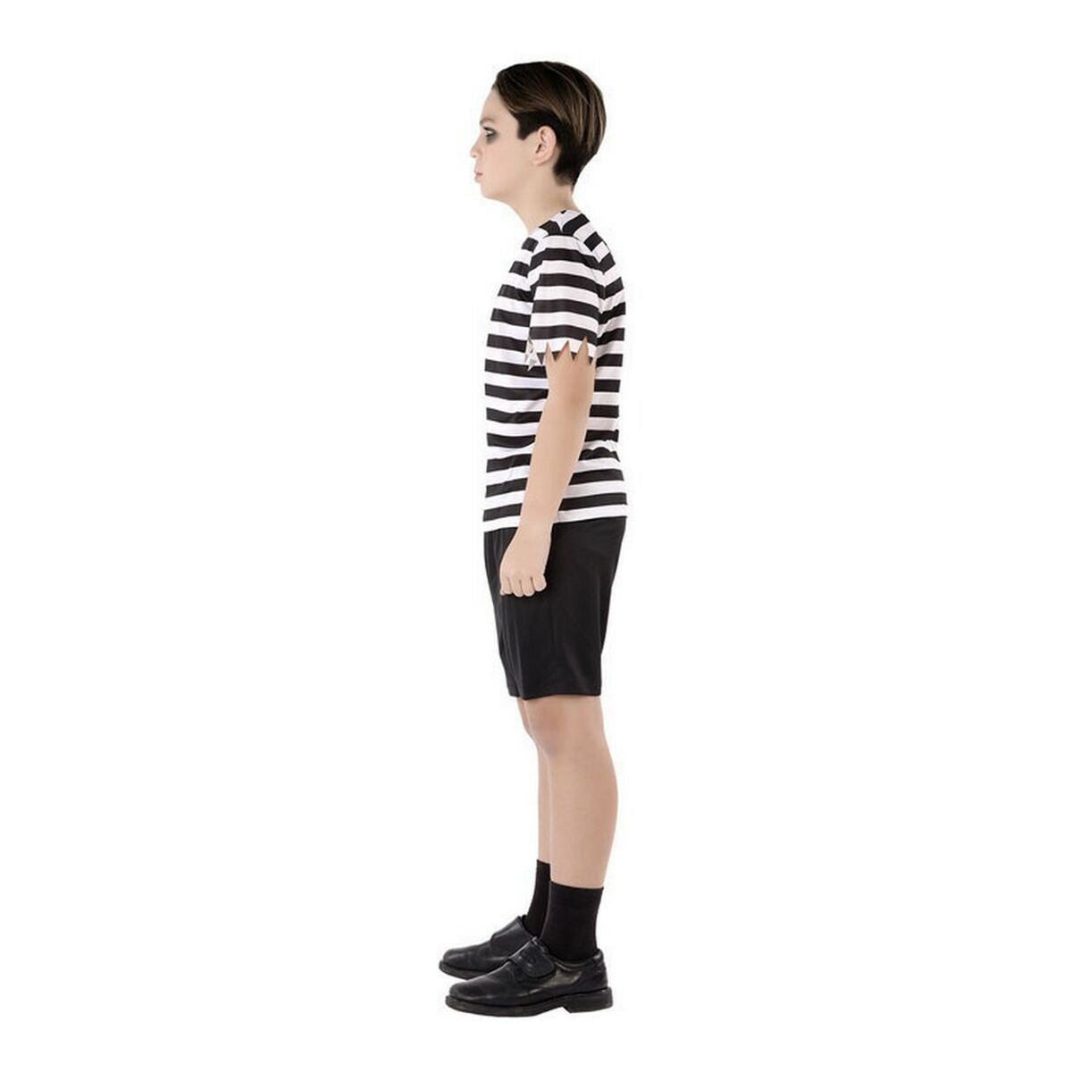 En pojke står i profil och bär den svartvit-randiga t-shirten och de svarta shortsen.