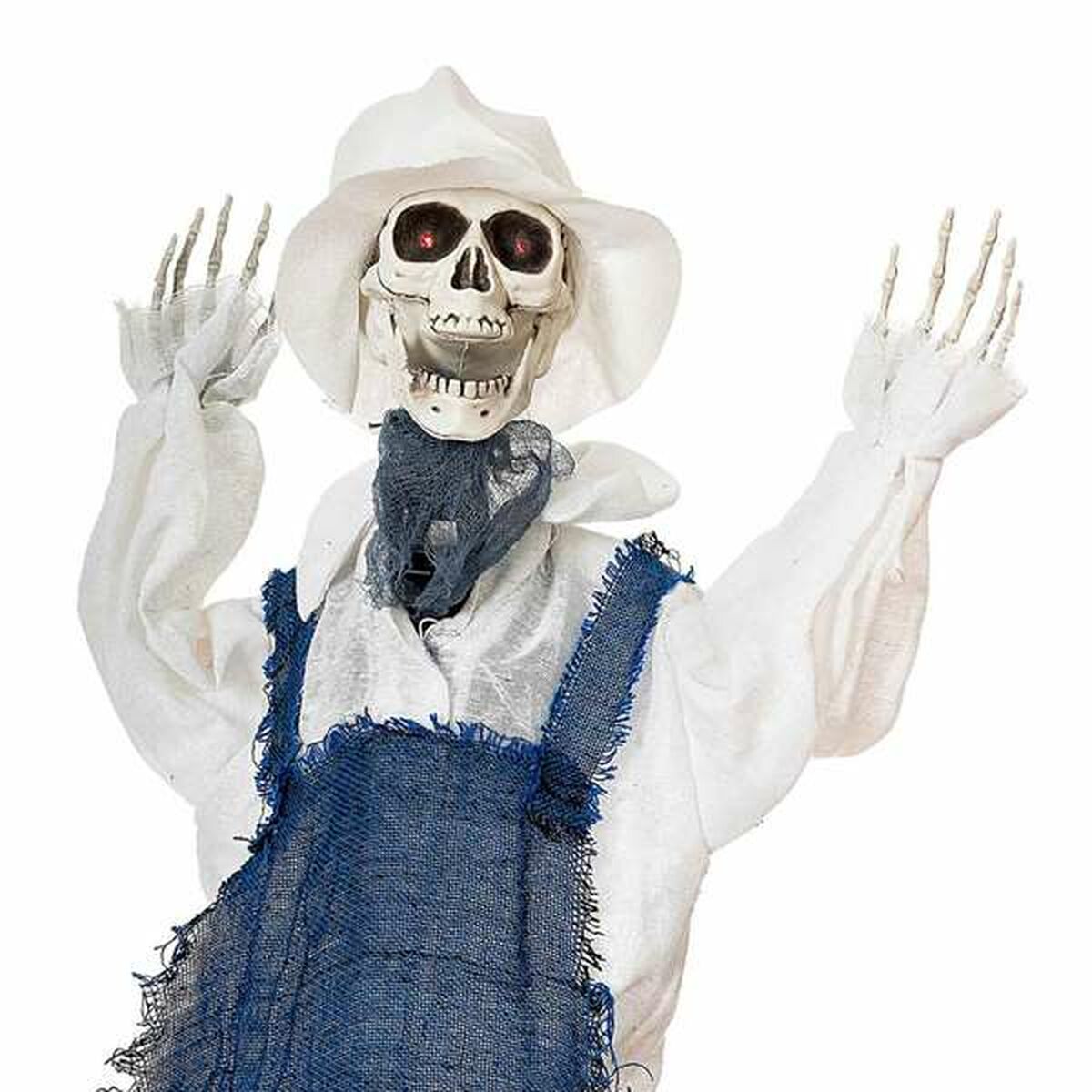En närbild på farmar-skelettets ansikte som visar de demoniskt glödande röda ögonen och den slitna vita hatten.