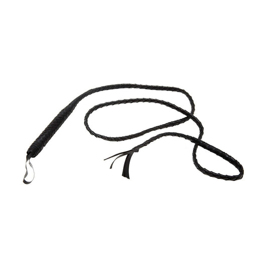 En lång, svart och flätad leksakspiska i klassisk äventyrar-stil, med ett tjockare handtag och en handledsrem.