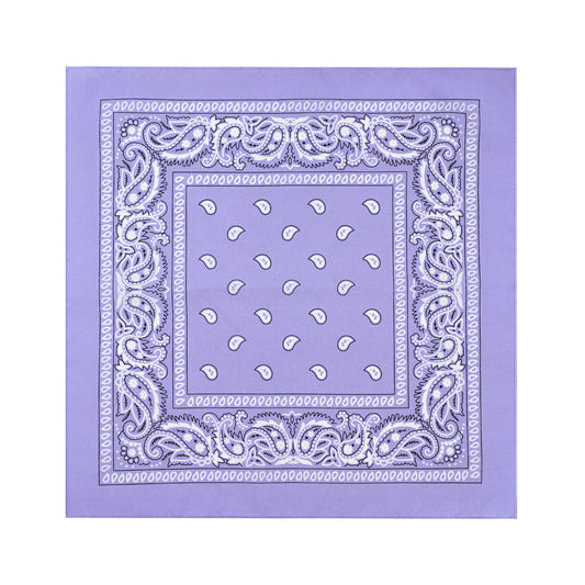 En ljuslila bandana ligger utvikt mot vit bakgrund och visar sitt kvadratiska format, paisleymönster och dekorativa kant.