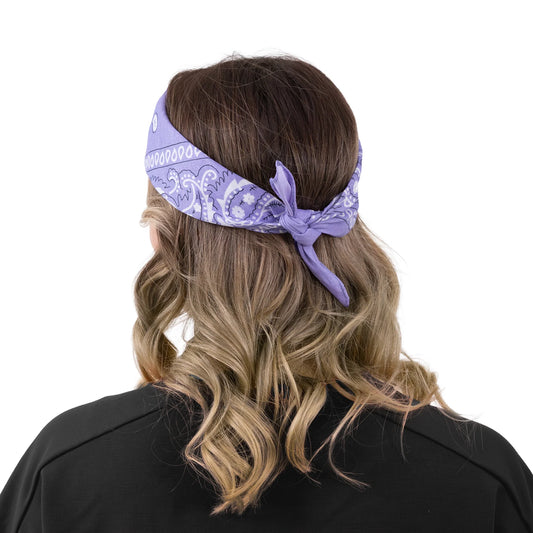 En ljuslila bandana med vitt paisleymönster är knuten runt håret och visas bakifrån mot vit bakgrund.