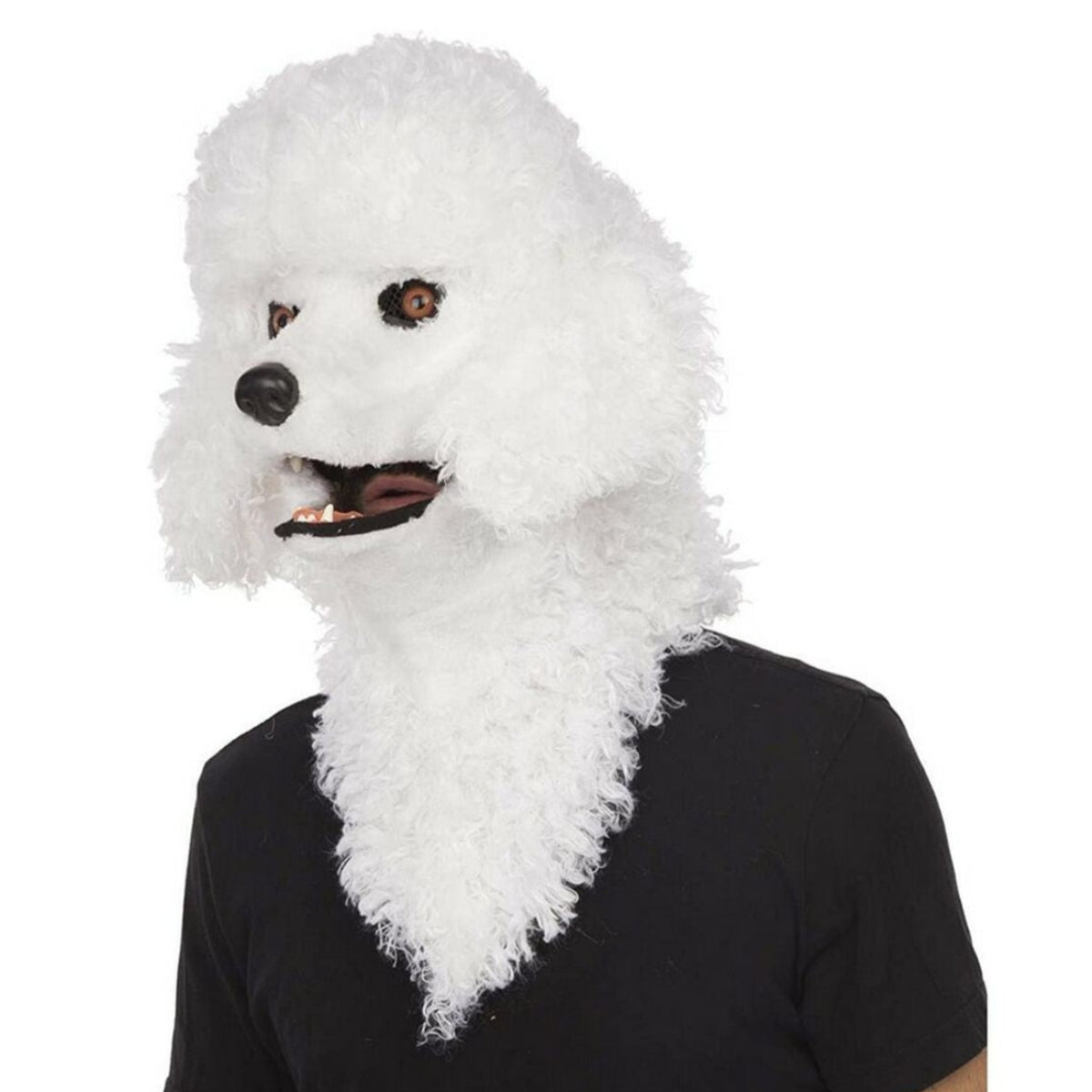 En person bär en stor, heltäckande och fluffig vit pudelmask med en klassisk pudelfrisyr, bruna ögon och en mun som är öppen för att visa den rörliga käken.