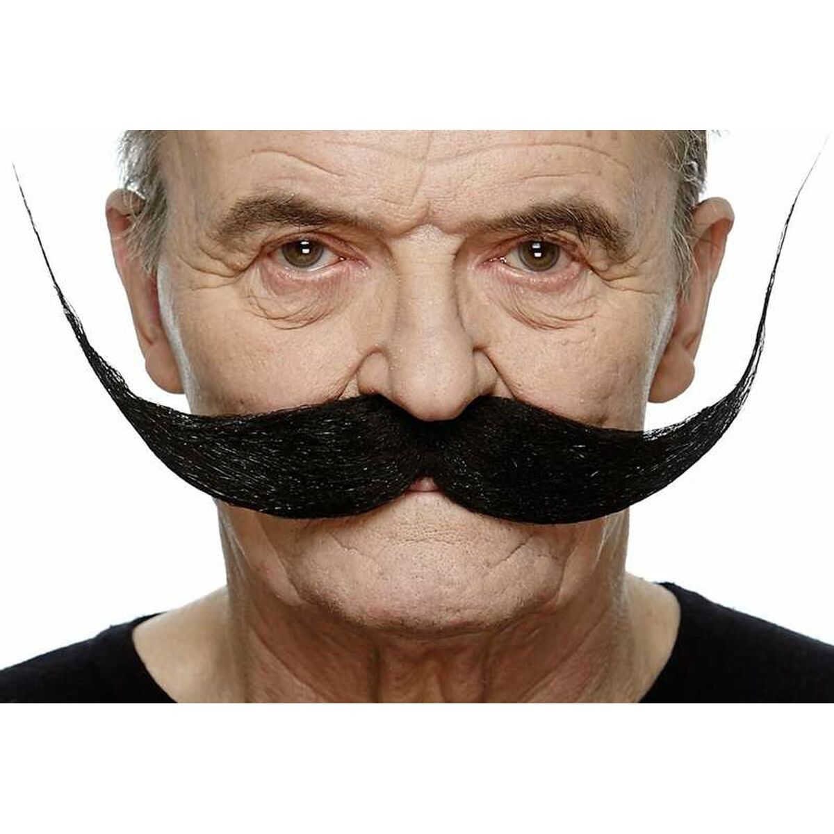 En man bär en magnifik, stor och svart mustasch av modellen cirkusdirektör med långa, tvinnade ändar.