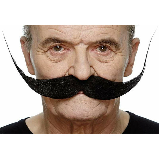 En man bär en magnifik, stor och svart mustasch av modellen cirkusdirektör med långa, tvinnade ändar.