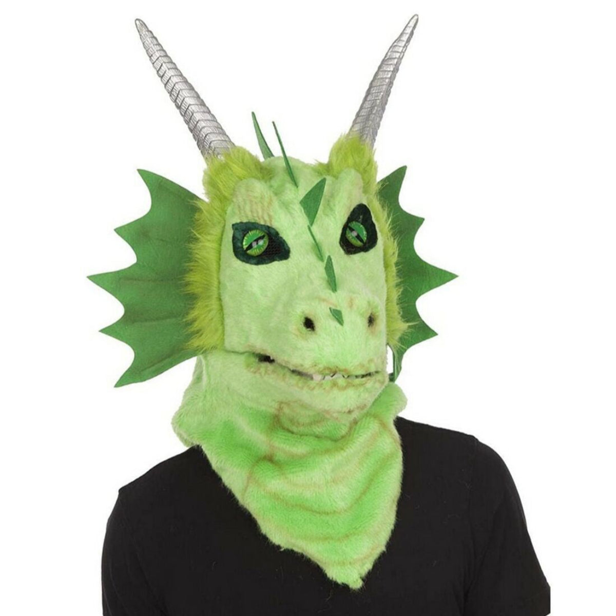 En person bär en stor, högkvalitativ och lurvig grön drakmask med imponerande silverhorn, gröna fjäll runt ögonen och en käke som kan röra sig.
