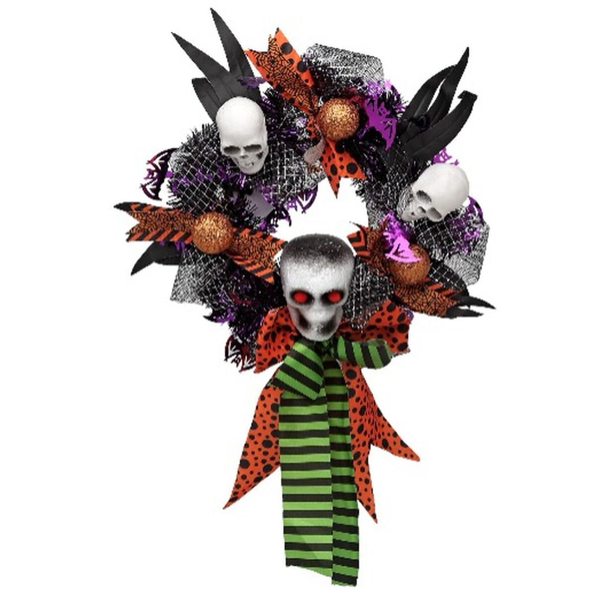 En makaber och detaljerad Halloween-dörrkrans med dödskallar, pumpor, band och en stor dödskalle med ondskefulla röda ögon.