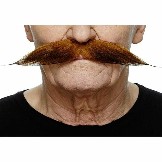 Närbild på en äldre man som bär en stor, yvig brun mustasch med långa, utstickande spetsar.