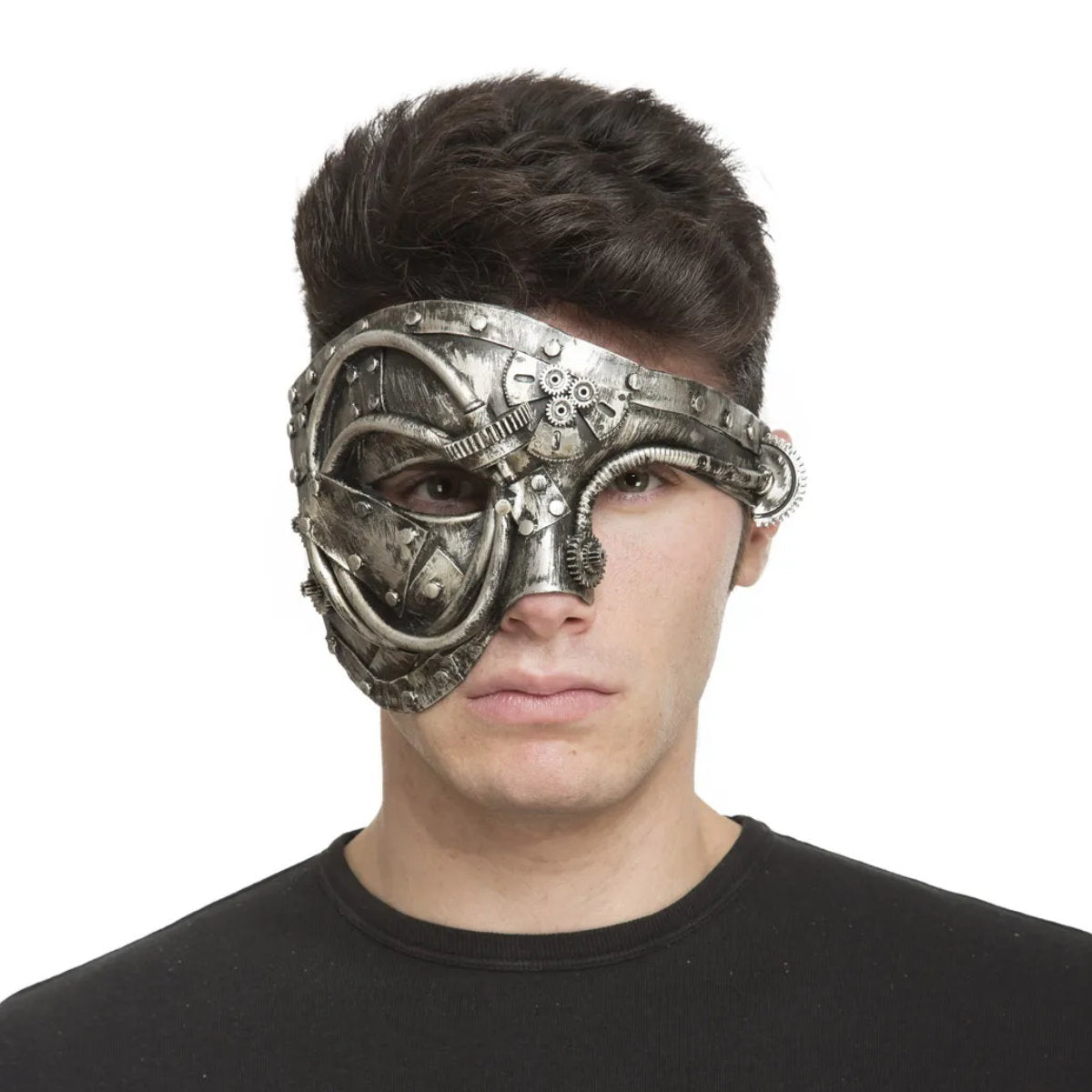 En man bär en detaljerad och sliten, silverfärgad steampunk-halvmask som täcker ena sidan av ansiktet med kugghjul och mekaniska delar.