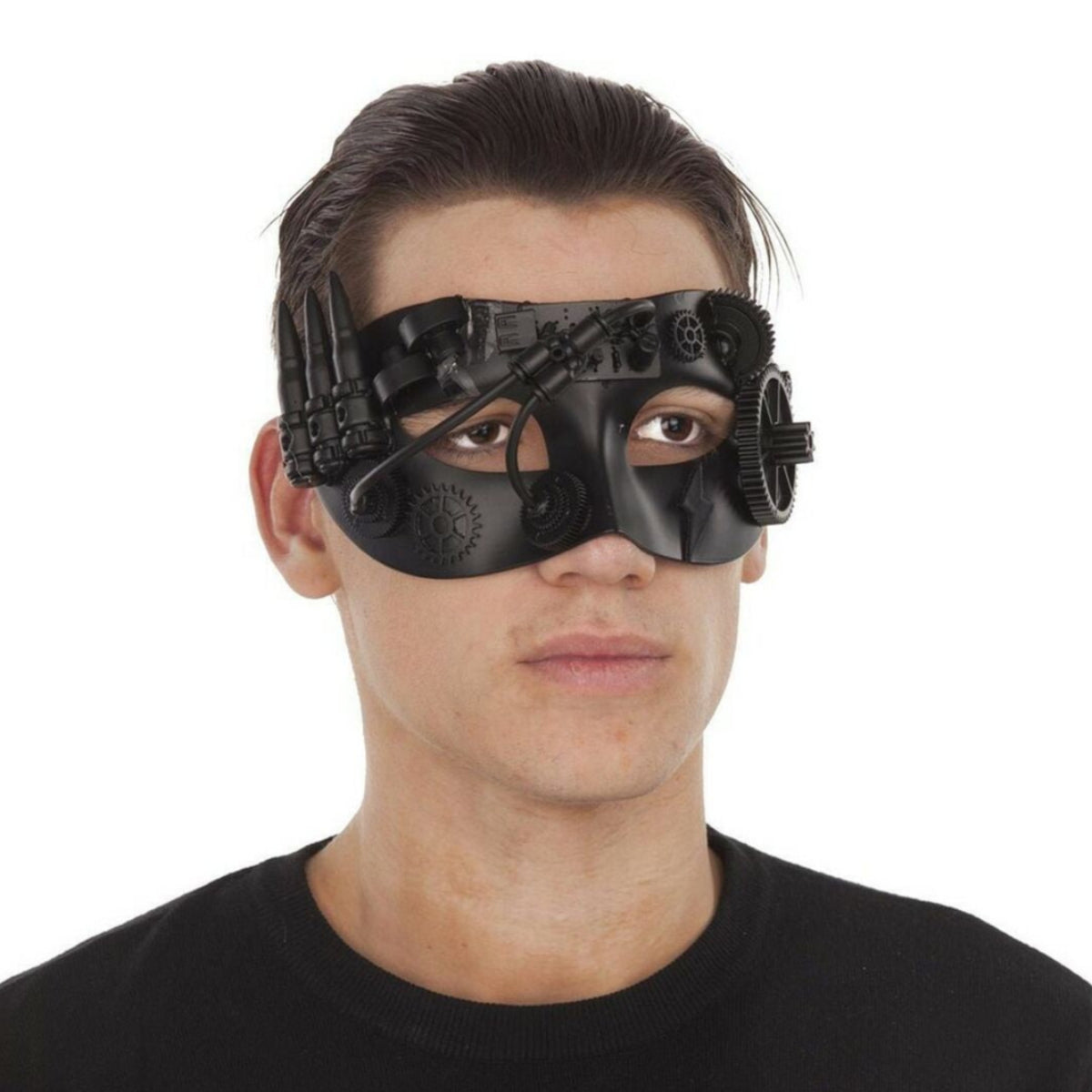 En man bär en svart ögonmask i steampunk-stil, detaljerad med svarta kugghjul, rör och en mekanisk delar över ena ögat.