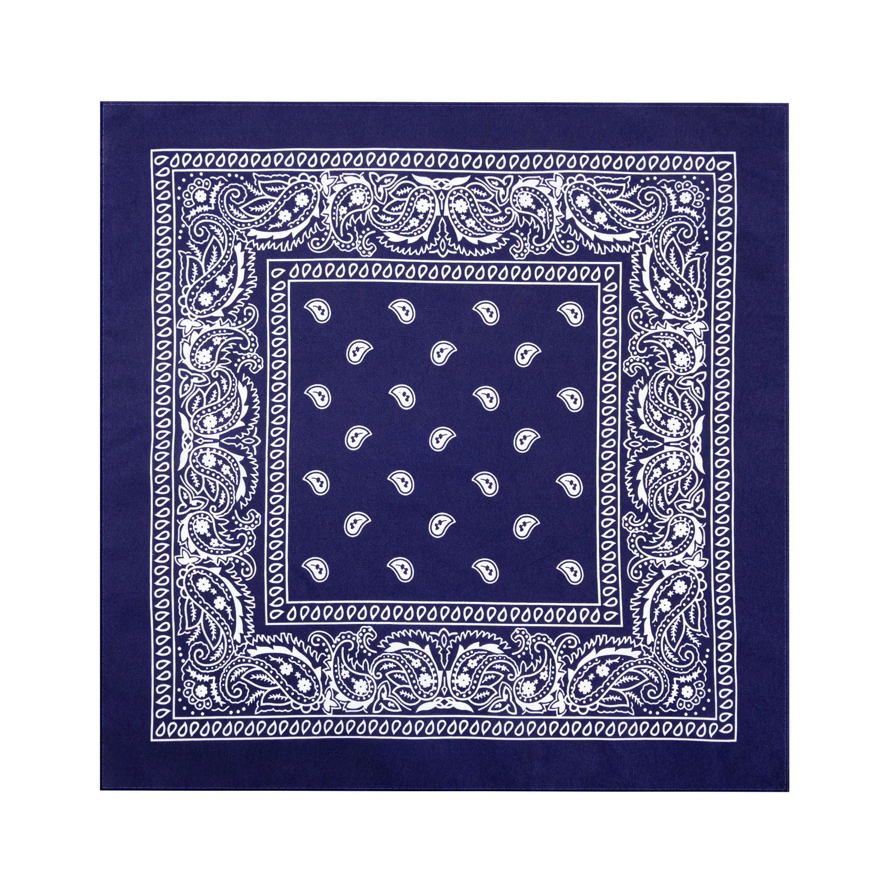 En mörkblå bandana ligger utvikt mot vit bakgrund och visar sitt kvadratiska format, vita paisleymönster och dekorativa kant.