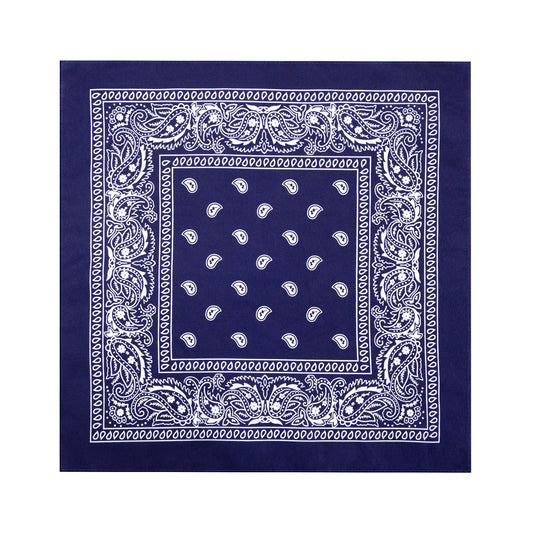 En mörkblå bandana ligger utvikt mot vit bakgrund och visar sitt kvadratiska format, vita paisleymönster och dekorativa kant.