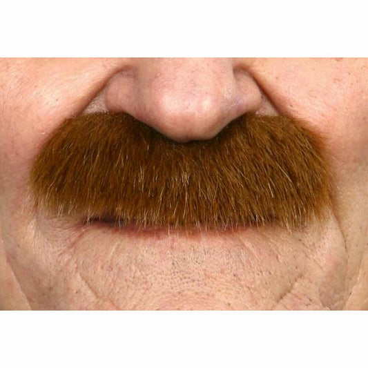 Närbild på en person som bär en stor, tjock, brun mustasch fäst precis ovanför överläppen.
