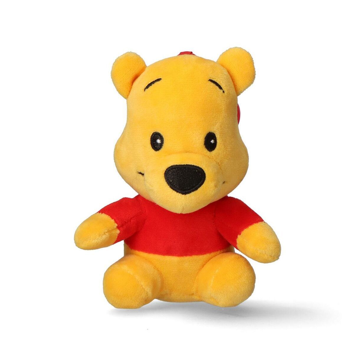 Nalle Puh gosedjur framifrån med glada ögon, svart nos och sin ikoniska röda tröja mot en vit bakgrund.