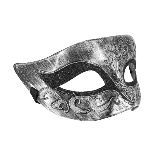 En silverfärgad phantom ögonmask med svarta glitterdetaljer och dekorativa mönster visas snett mot vit bakgrund.