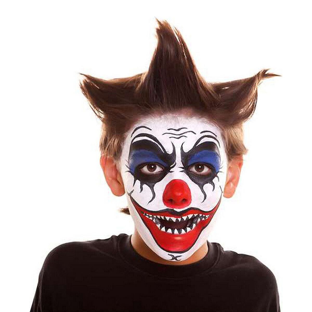 En pojke med en komplett och ondskefull clown-ansiktsmålning med målade vassa tänder.
