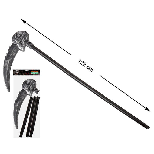 En stor och läskig, isärtagbar leksakslie i plast med ett långt svart skaft, ett slitet silverfärgat blad och en ondskefull dödskalle vid fästet, 122 cm måttangivelse och bild på förpackning.
