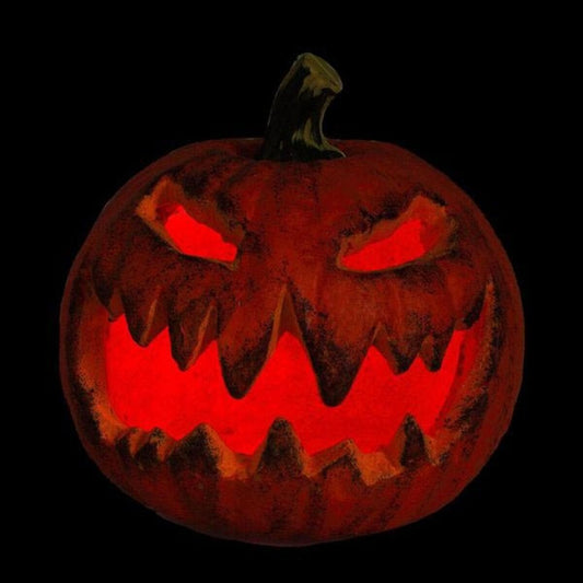 En Ondskefull Lysande Jack-o'-Lantern med ett elakt utskuret ansikte som glöder med ett intensivt rött sken i mörkret.