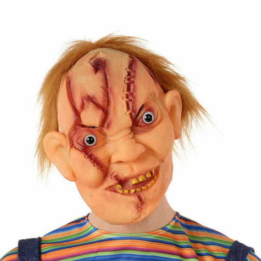 Närbild på en person som bär en läskig, ondskefull mördardocka-mask med ärr, stirrande ögon och rött hår.