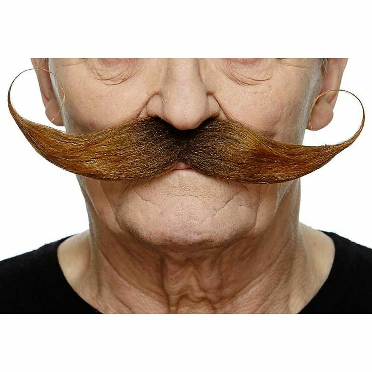 Närbild på en äldre mans ansikte som bär en stor, böjd och kastanjebrun mustasch med uppåtsvängda ändar.
