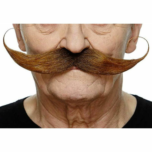 Närbild på en äldre mans ansikte som bär en stor, böjd och kastanjebrun mustasch med uppåtsvängda ändar.