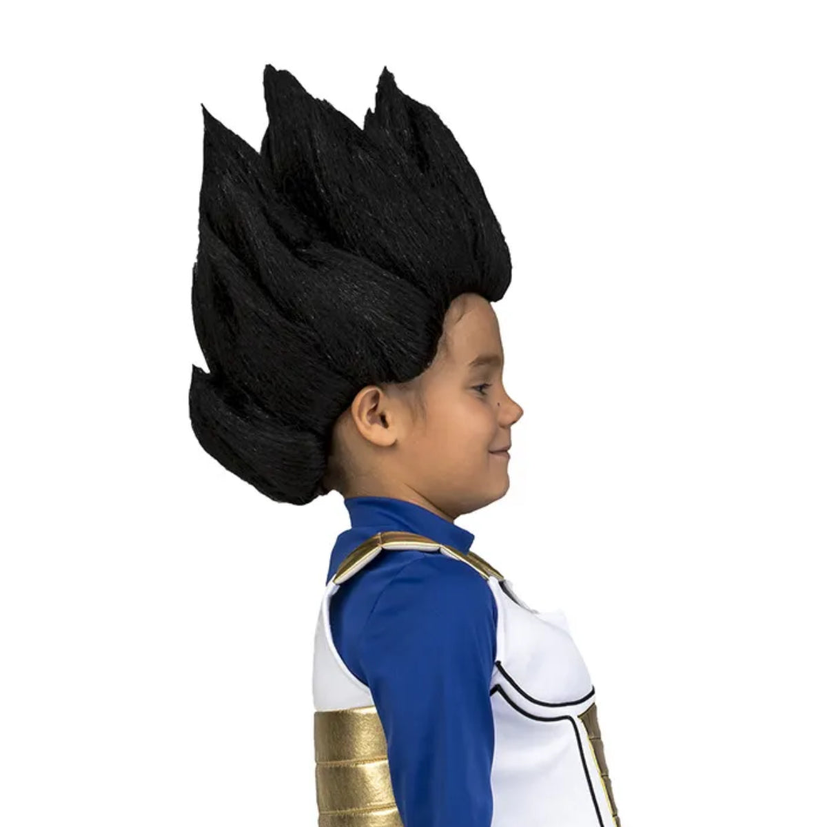 Pojke med svart Vegeta-peruk från sidan, visar den karakteristiska spikiga formen.
