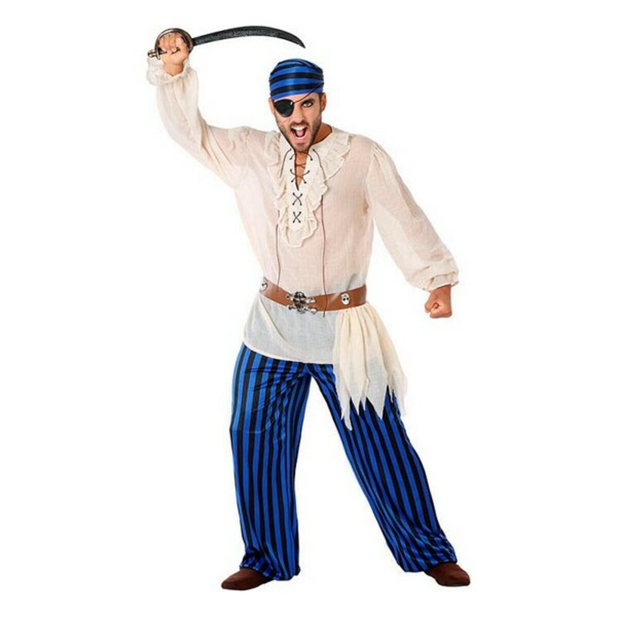 En man i piratdräkt poserar med ett svärd i handen – han bär vit kråsskjorta, blårandiga byxor, bandana och bälte med dödskalle-detaljer.